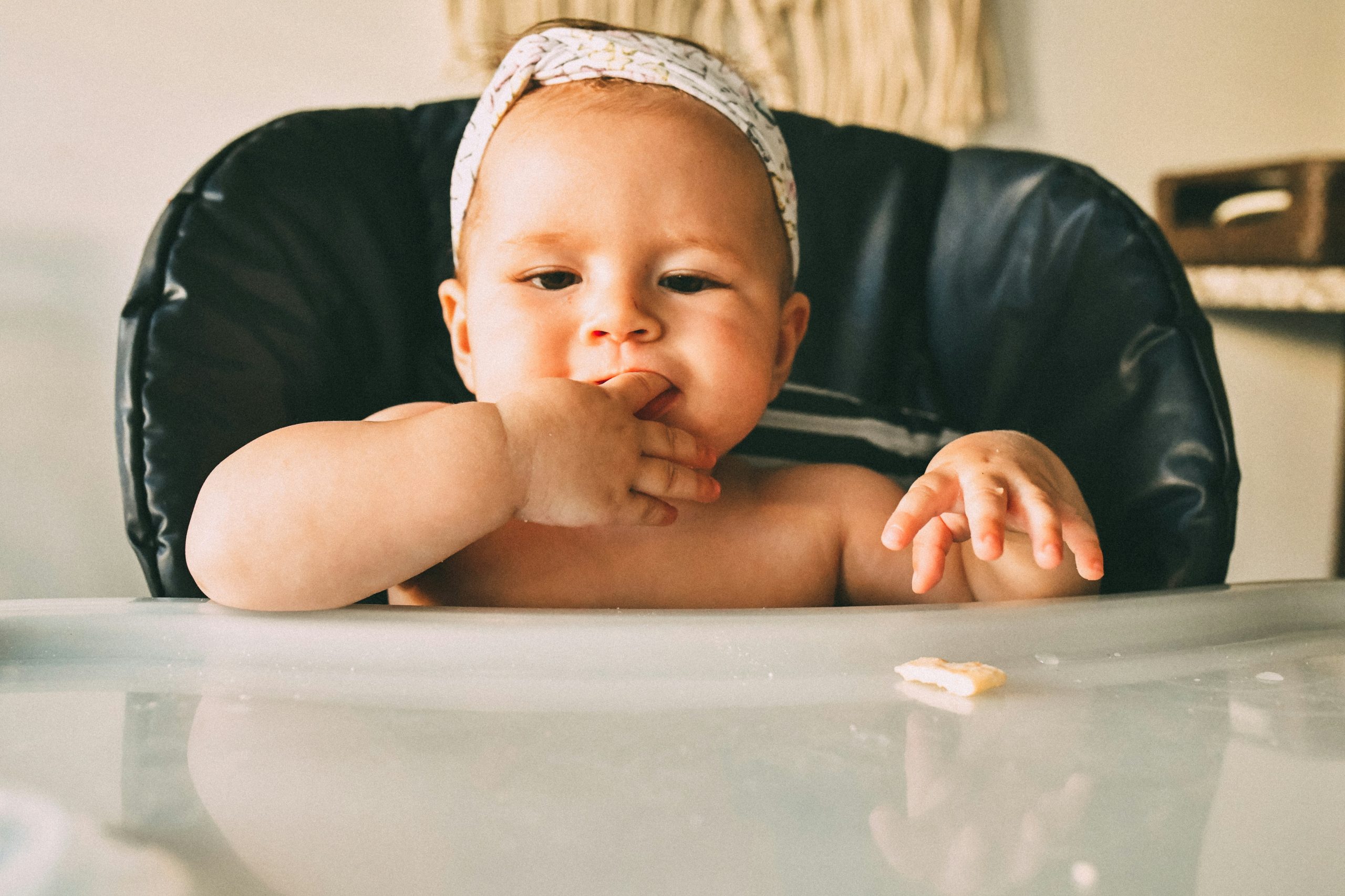 A baby self-feeding meat using Baby Led Weaning method